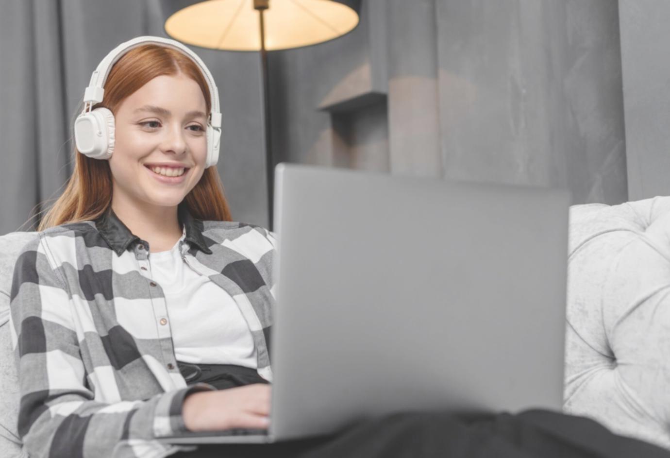 Analyse de documents financiers sur un bureau